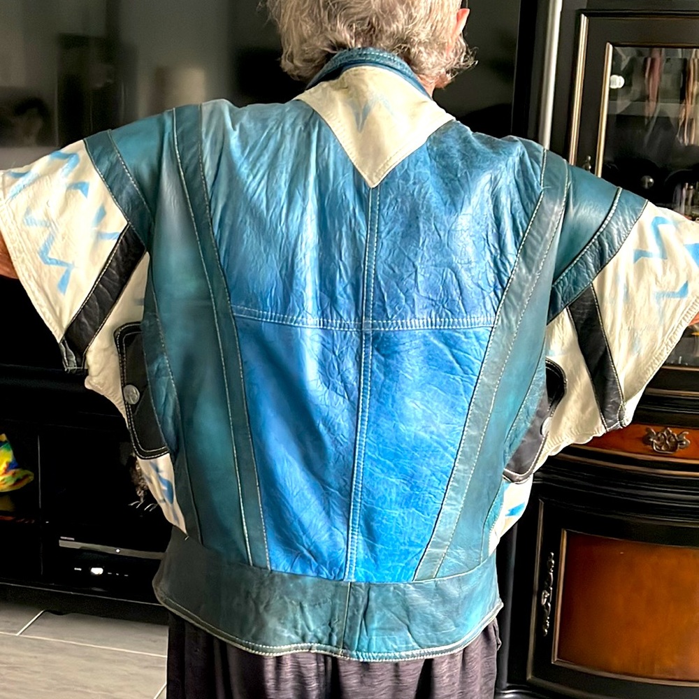 Unique/Stylish/Rare Leather Vest - Picture 4 of 13